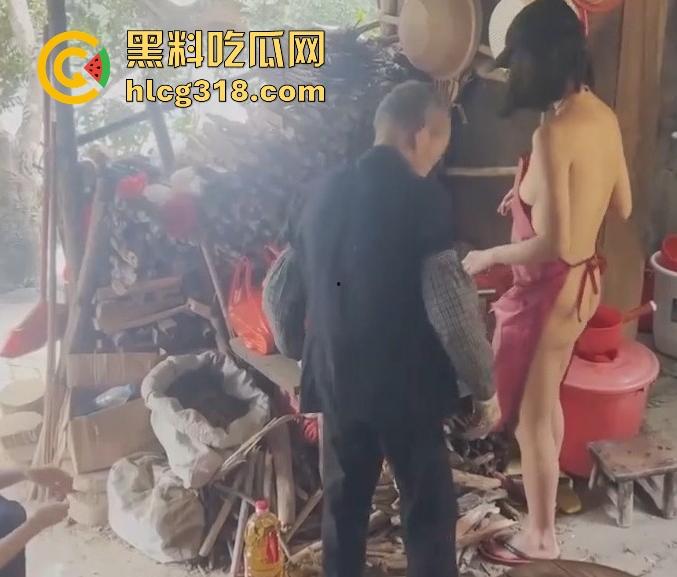 慰问孤寡老人！女子携闺蜜下乡送温暖 换上围裙真空做饭勾引大爷 可惜啊大爷好像不太行！  第12张