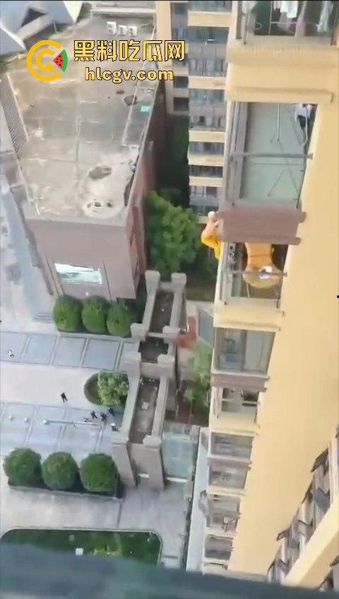 胆小慎入！倔种老黄偷情命都不要！老公查岗不进屋扒在12楼窗外，吓得脚软摔下去，逼再香也不值啊！  第5张