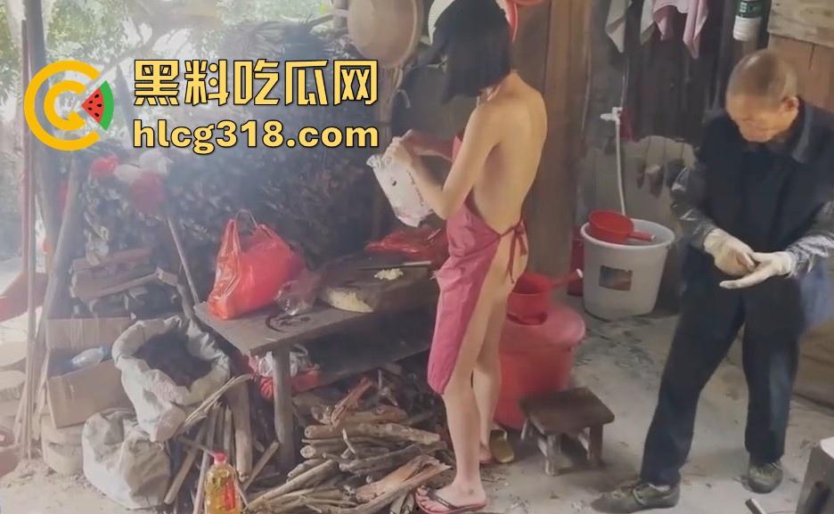 慰问孤寡老人！女子携闺蜜下乡送温暖 换上围裙真空做饭勾引大爷 可惜啊大爷好像不太行！  第13张