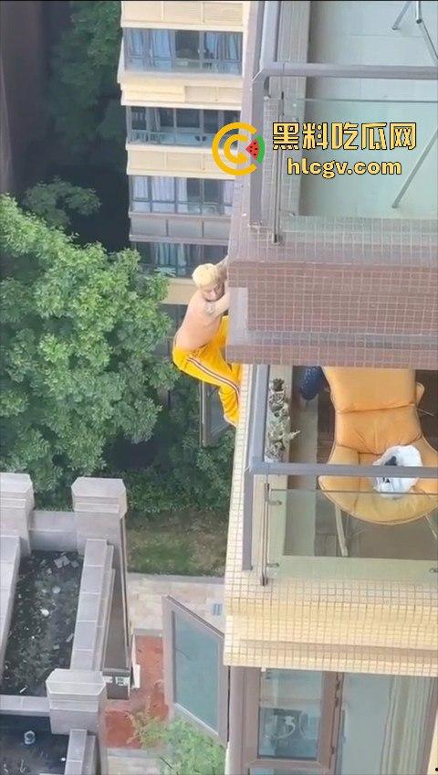 胆小慎入！倔种老黄偷情命都不要！老公查岗不进屋扒在12楼窗外，吓得脚软摔下去，逼再香也不值啊！  第6张