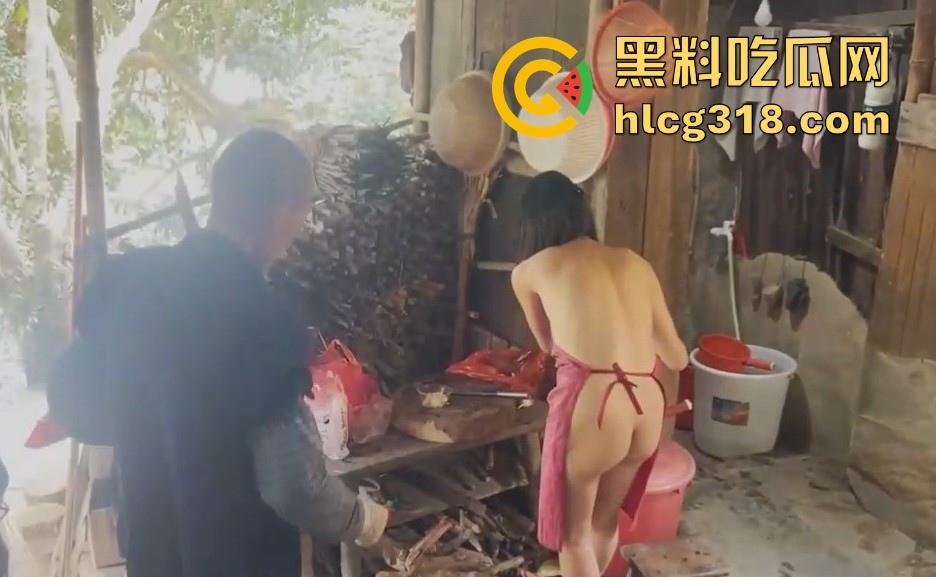 慰问孤寡老人！女子携闺蜜下乡送温暖 换上围裙真空做饭勾引大爷 可惜啊大爷好像不太行！  第14张