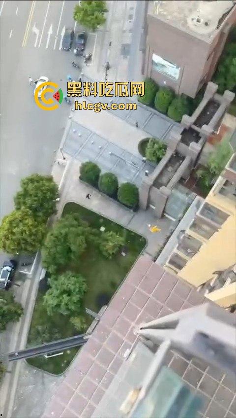 胆小慎入！倔种老黄偷情命都不要！老公查岗不进屋扒在12楼窗外，吓得脚软摔下去，逼再香也不值啊！  第8张