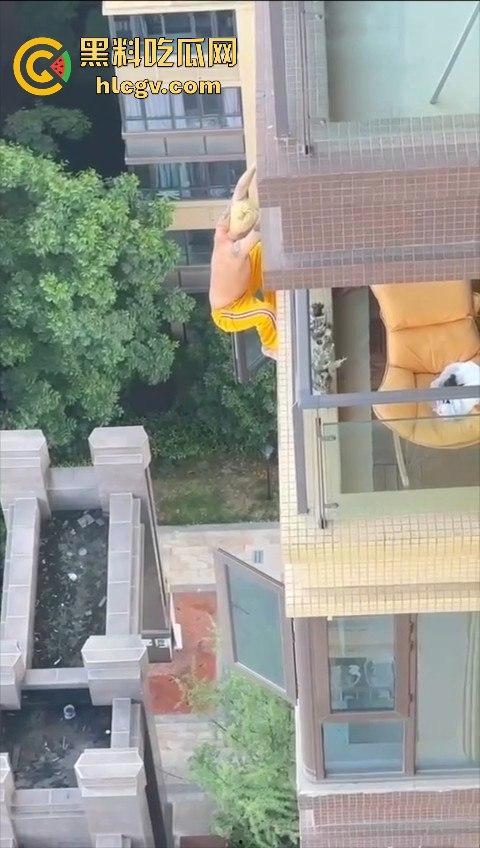 胆小慎入！倔种老黄偷情命都不要！老公查岗不进屋扒在12楼窗外，吓得脚软摔下去，逼再香也不值啊！  第9张