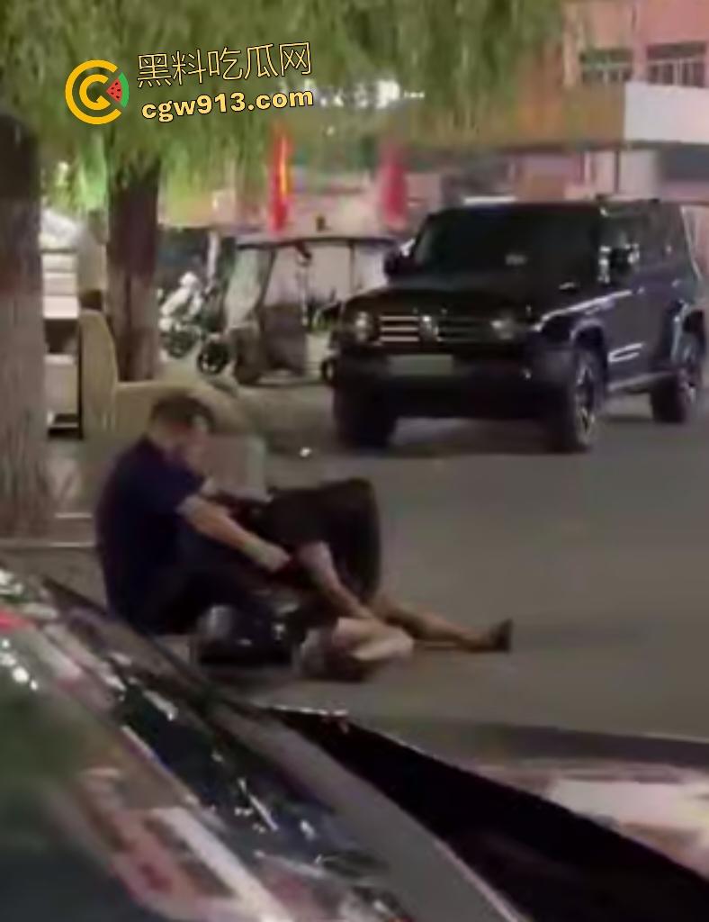 夜晚老头当街捡尸醉酒女，假装好心人，实则手早已摸奶猥亵，醉酒女孩浑然不知，就差脱裤操逼了！  第1张