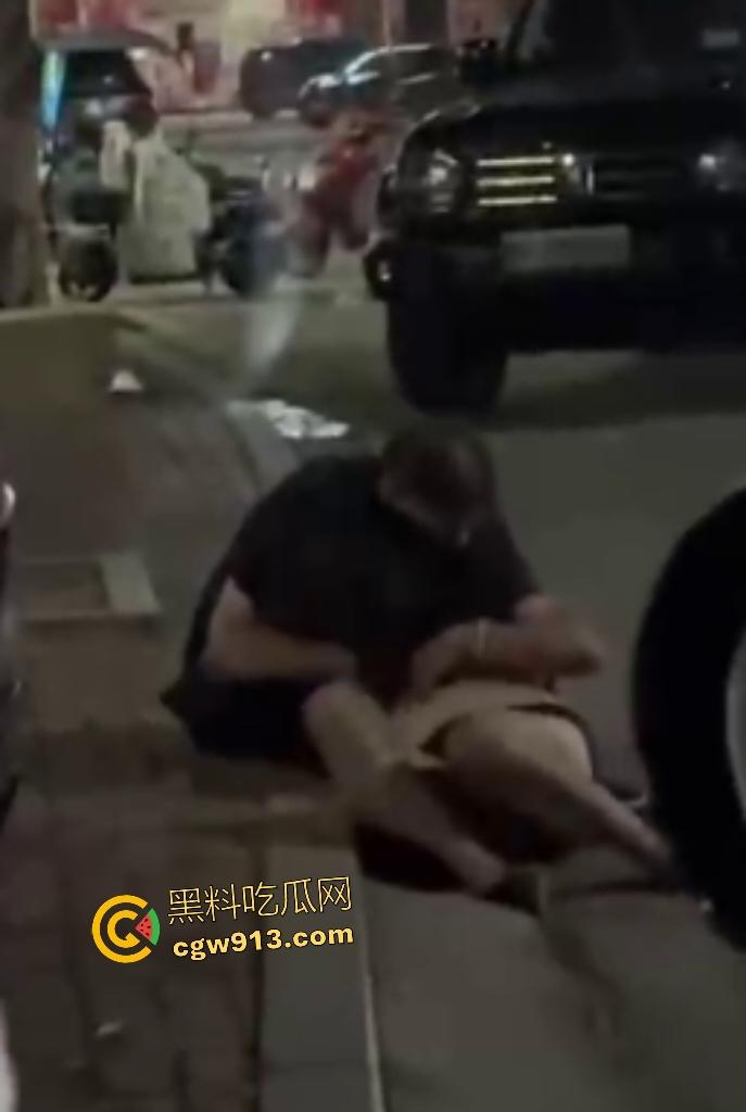 夜晚老头当街捡尸醉酒女，假装好心人，实则手早已摸奶猥亵，醉酒女孩浑然不知，就差脱裤操逼了！  第4张