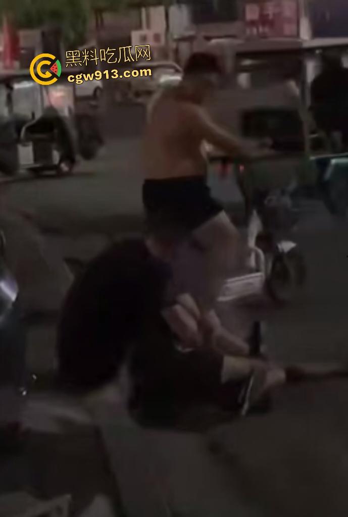 夜晚老头当街捡尸醉酒女，假装好心人，实则手早已摸奶猥亵，醉酒女孩浑然不知，就差脱裤操逼了！  第5张