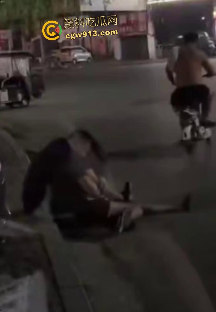 夜晚老头当街捡尸醉酒女，假装好心人，实则手早已摸奶猥亵，醉酒女孩浑然不知，就差脱裤操逼了！  第6张