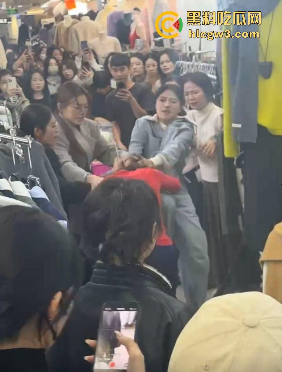 广州沙河服装城大乱斗！多名女子档口互撕，姐妹们龙虎斗，场面劲爆骂声不断！  第2张