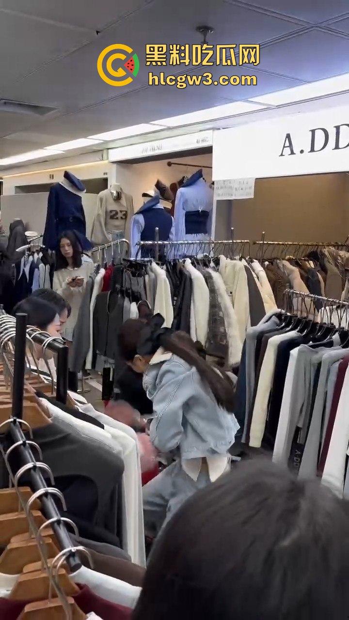 广州沙河服装城大乱斗！多名女子档口互撕，姐妹们龙虎斗，场面劲爆骂声不断！  第5张