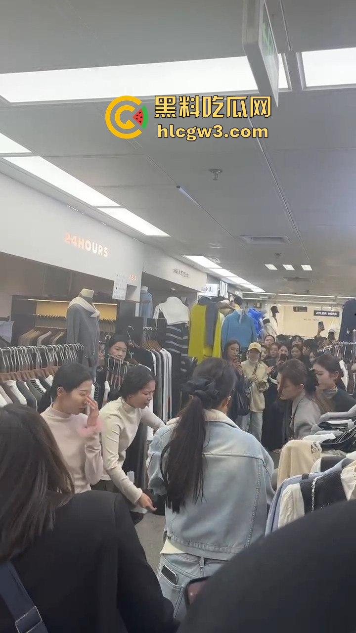 广州沙河服装城大乱斗！多名女子档口互撕，姐妹们龙虎斗，场面劲爆骂声不断！  第8张