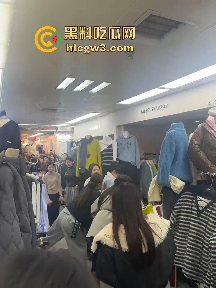 广州沙河服装城大乱斗！多名女子档口互撕，姐妹们龙虎斗，场面劲爆骂声不断！  第9张