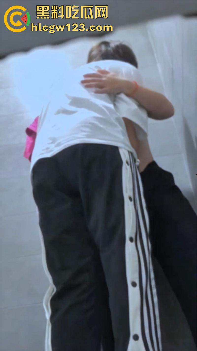 冒死偷拍女厕激情一幕，女同情侣厕所扣穴，还装着有鸡巴顶几下，既然需要找根鸡巴不好么！  第2张