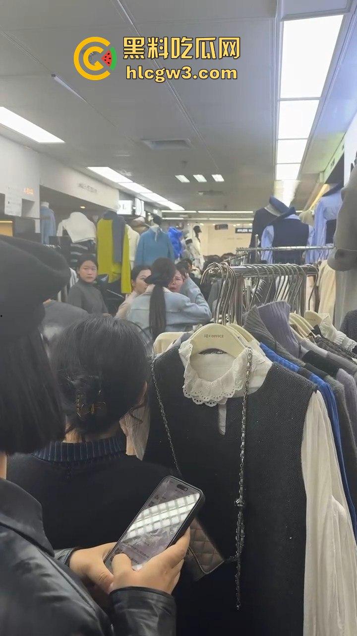 广州沙河服装城大乱斗！多名女子档口互撕，姐妹们龙虎斗，场面劲爆骂声不断！  第10张