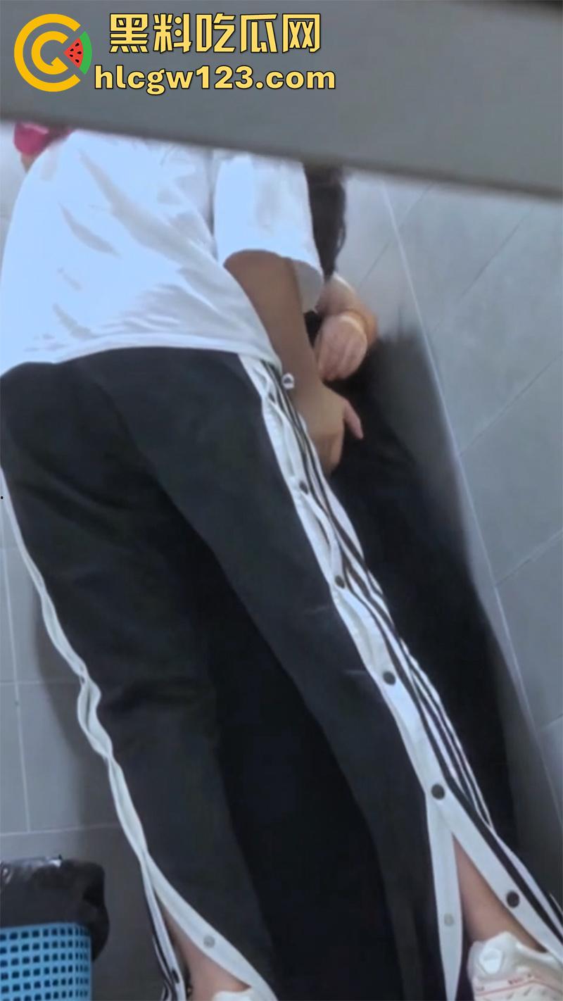 冒死偷拍女厕激情一幕，女同情侣厕所扣穴，还装着有鸡巴顶几下，既然需要找根鸡巴不好么！  第3张