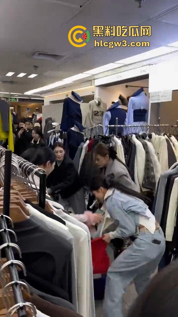 广州沙河服装城大乱斗！多名女子档口互撕，姐妹们龙虎斗，场面劲爆骂声不断！  第11张