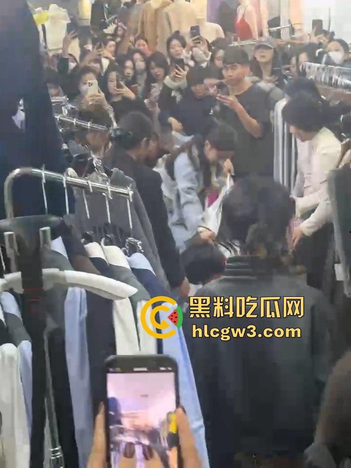 广州沙河服装城大乱斗！多名女子档口互撕，姐妹们龙虎斗，场面劲爆骂声不断！  第12张