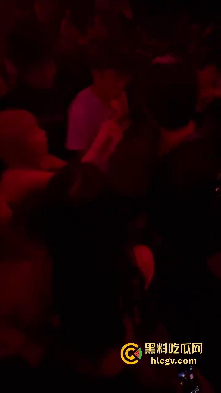 酒吧妹子撩得三舔狗争风吃醋！一人亲一口，舔狗们彻底上头，今夜谁能抱得美人归？  第4张