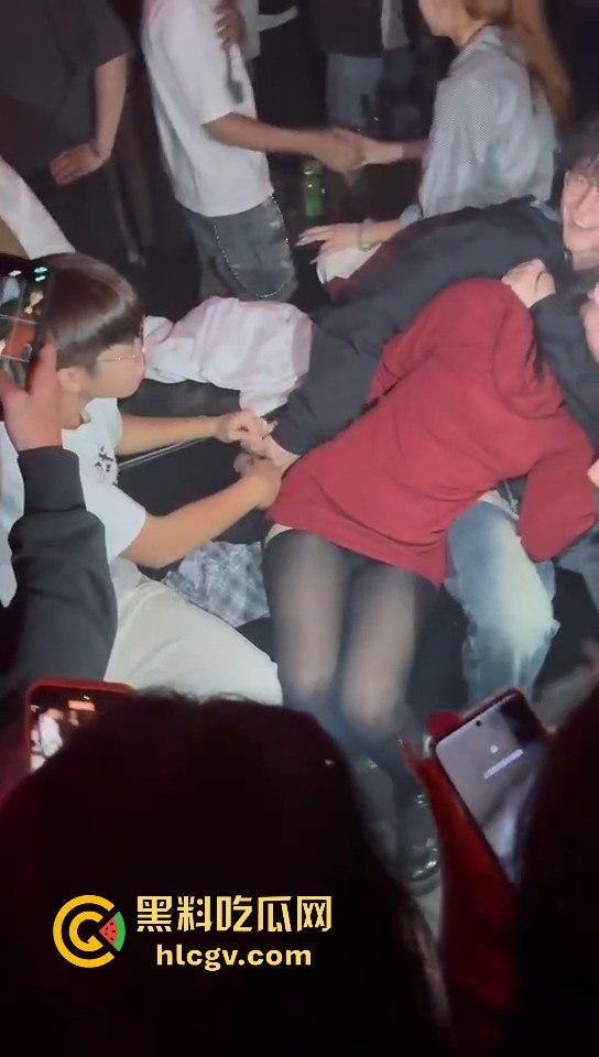 酒吧妹子撩得三舔狗争风吃醋！一人亲一口，舔狗们彻底上头，今夜谁能抱得美人归？  第5张