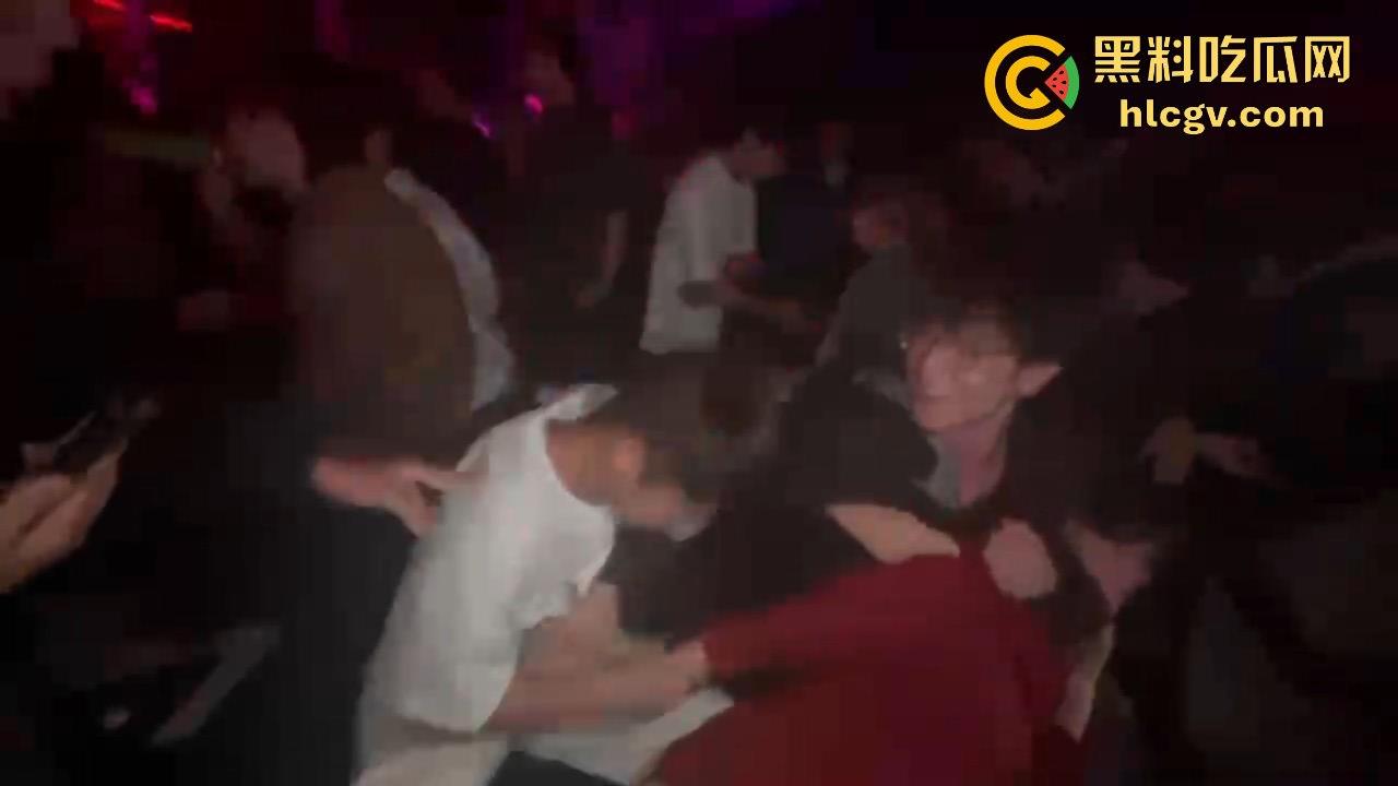 酒吧妹子撩得三舔狗争风吃醋！一人亲一口，舔狗们彻底上头，今夜谁能抱得美人归？  第7张