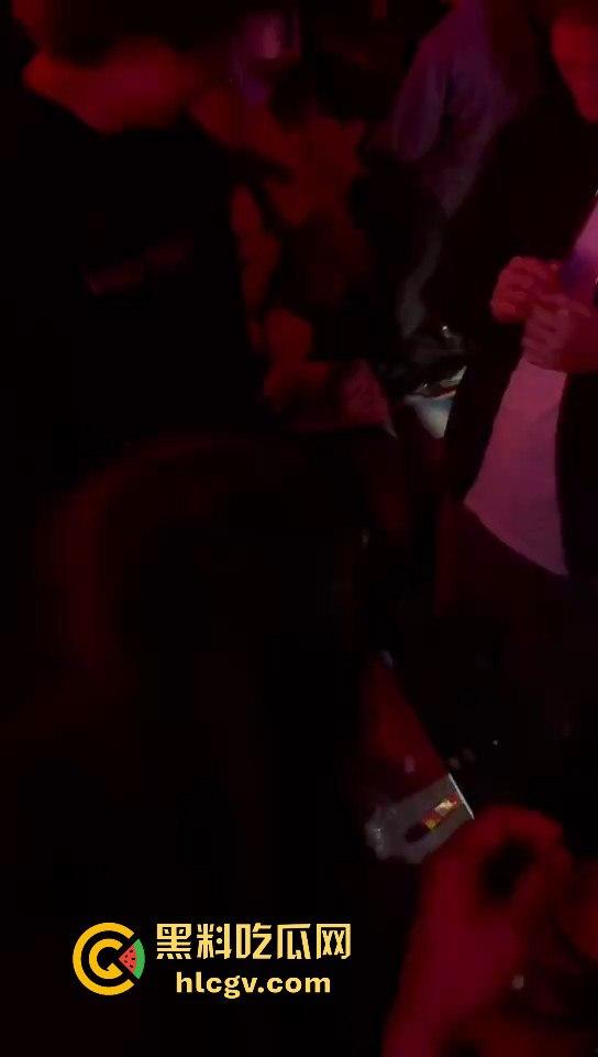 酒吧妹子撩得三舔狗争风吃醋！一人亲一口，舔狗们彻底上头，今夜谁能抱得美人归？  第8张