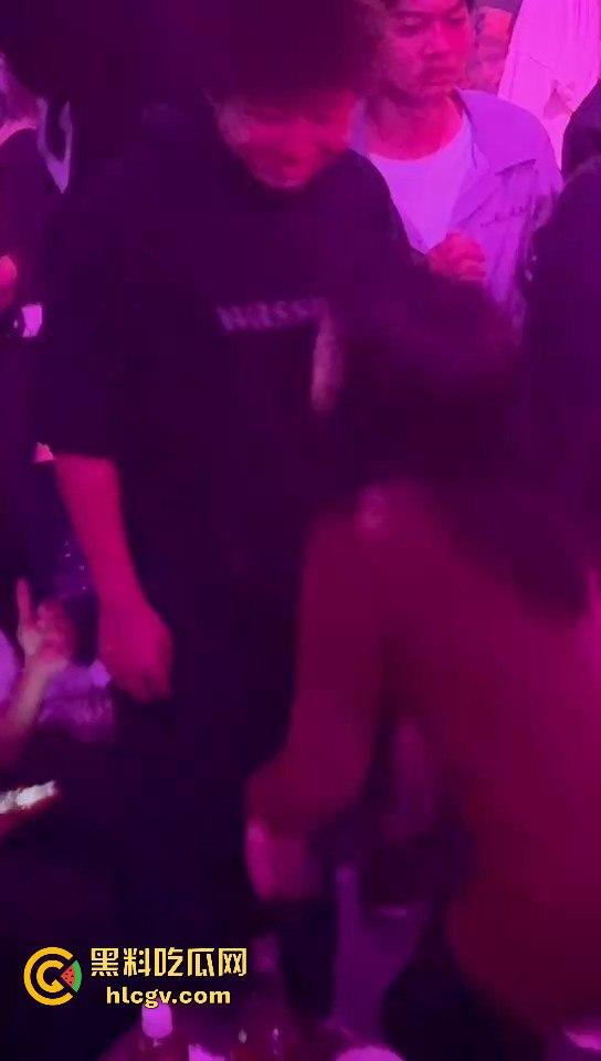 酒吧妹子撩得三舔狗争风吃醋！一人亲一口，舔狗们彻底上头，今夜谁能抱得美人归？  第9张