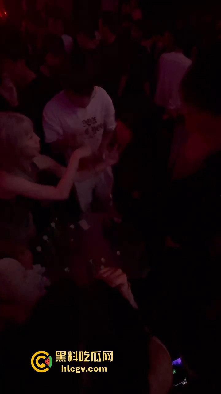 酒吧妹子撩得三舔狗争风吃醋！一人亲一口，舔狗们彻底上头，今夜谁能抱得美人归？  第10张