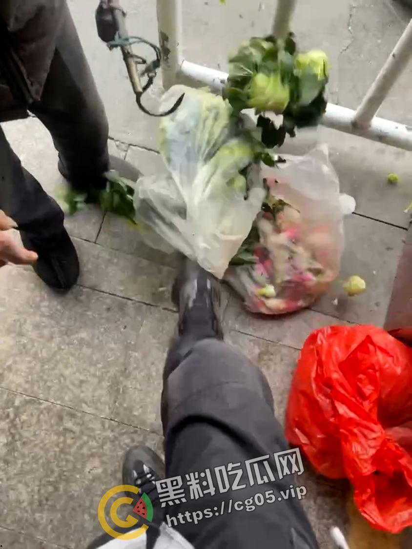 曝光畜生！名为【孙奥】的城管义工在浙江湖州南浔区旧馆塘南农贸市场踩踏卖菜老人蔬菜 嚣张至极 声称曾抽打老人耳光并让其下跪  现个人信息全部曝光 第11张