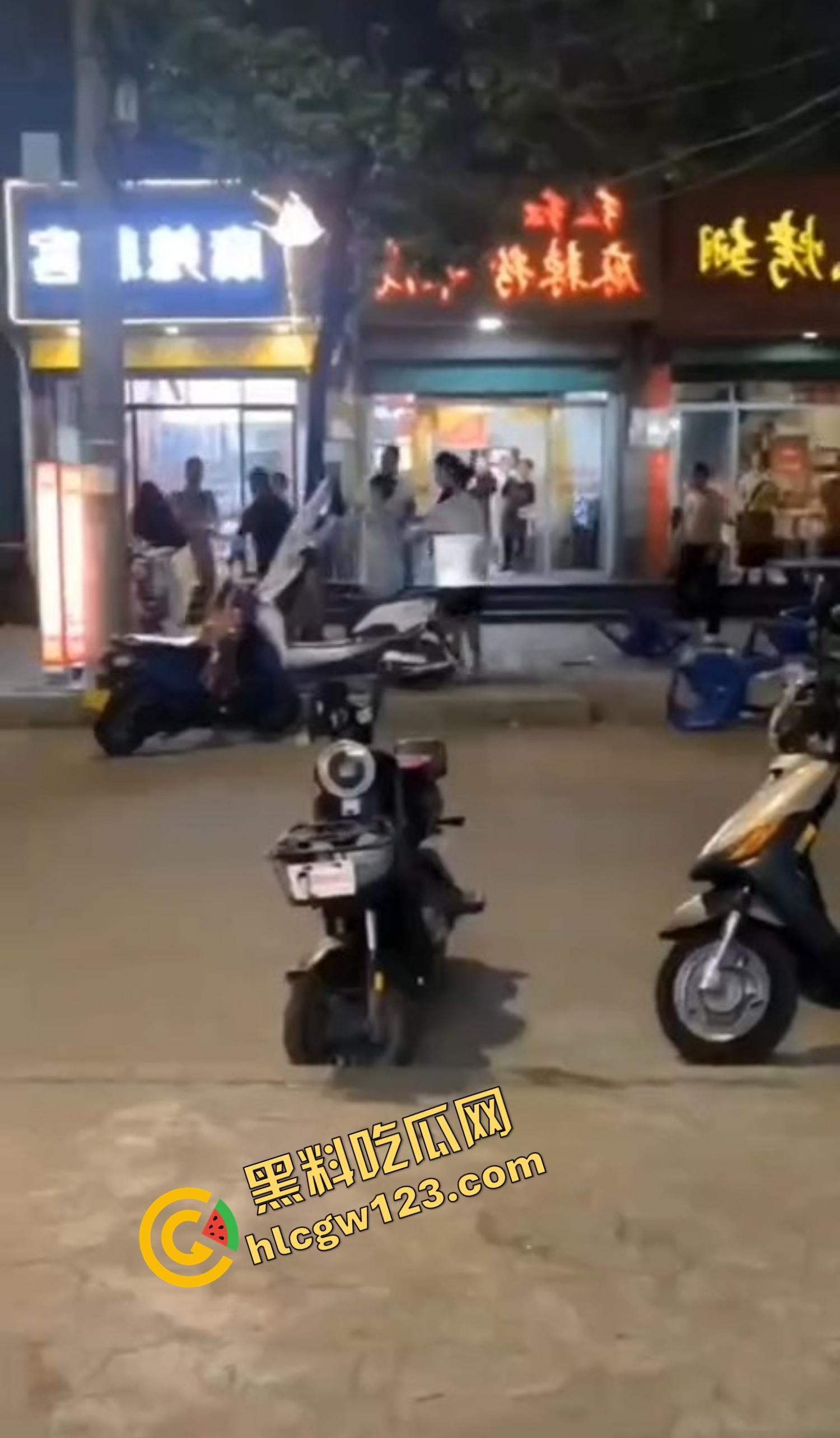 520本该是情人节，结果变成血光之灾，男子当街挥刀对头怒砍奸夫，偷人老婆你不怕死啊？  第3张