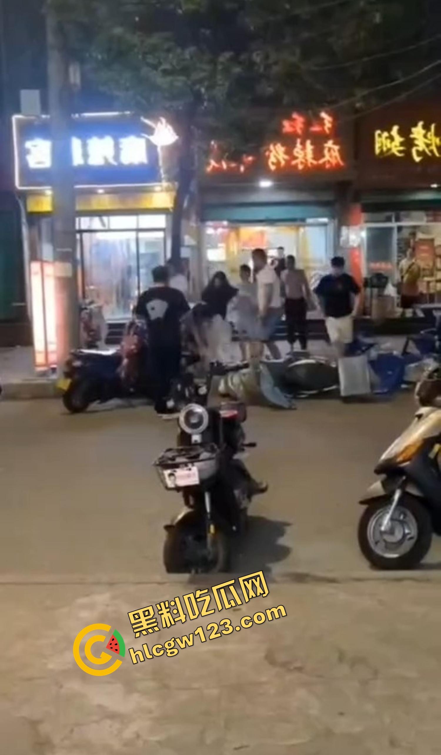 520本该是情人节，结果变成血光之灾，男子当街挥刀对头怒砍奸夫，偷人老婆你不怕死啊？  第4张