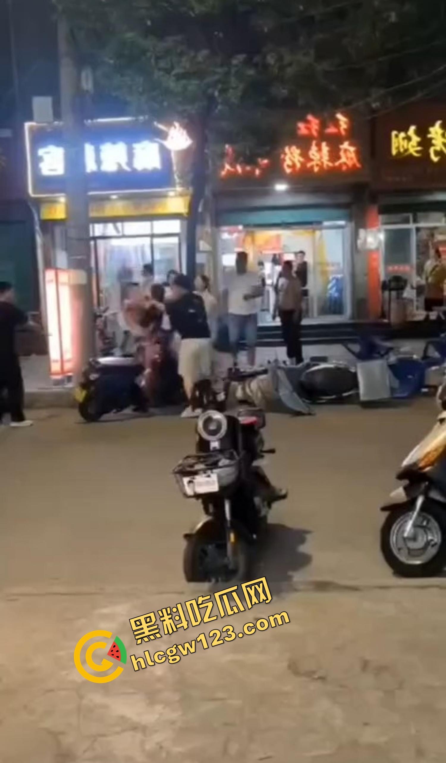 520本该是情人节，结果变成血光之灾，男子当街挥刀对头怒砍奸夫，偷人老婆你不怕死啊？  第5张