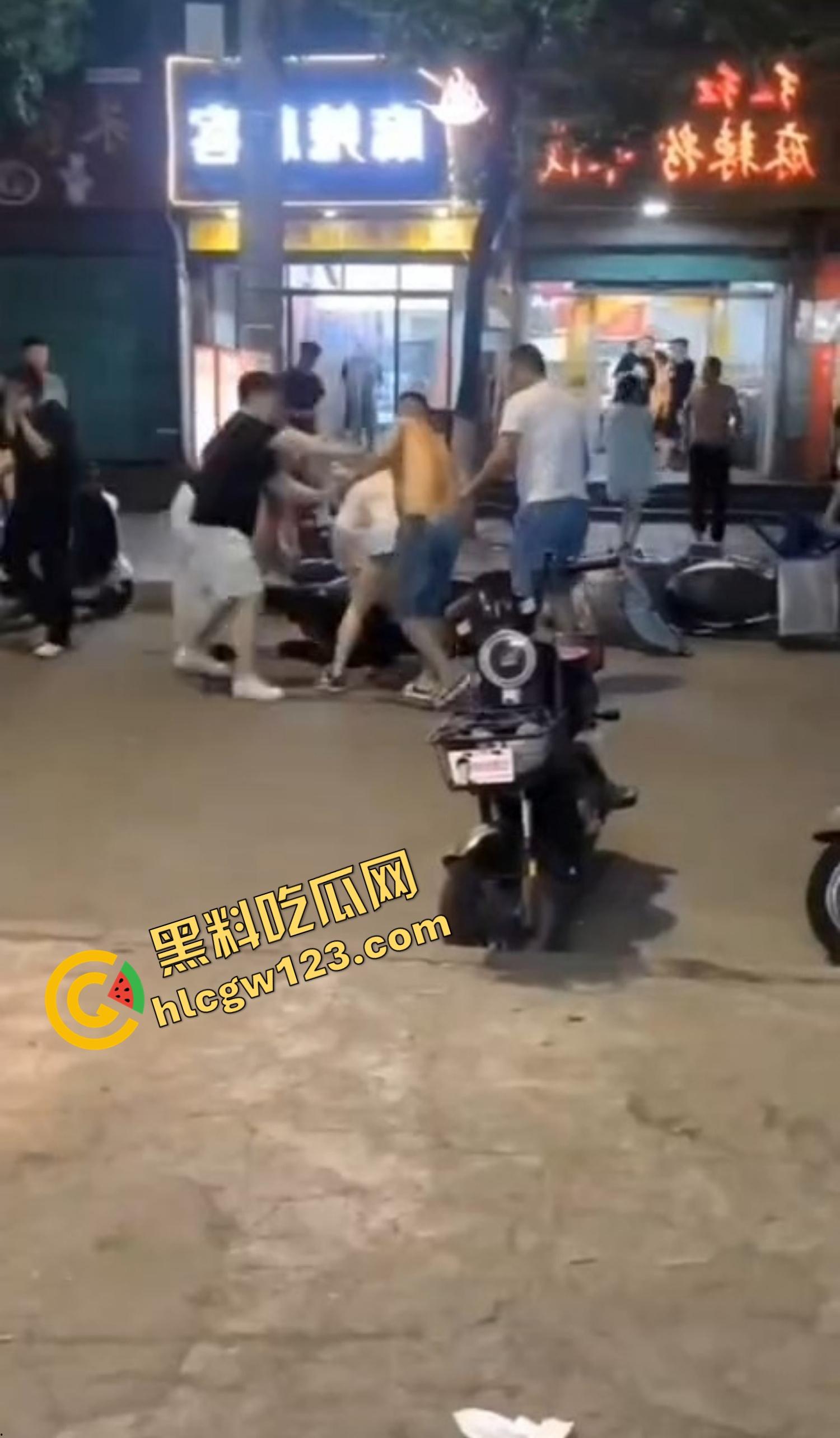 520本该是情人节，结果变成血光之灾，男子当街挥刀对头怒砍奸夫，偷人老婆你不怕死啊？  第6张