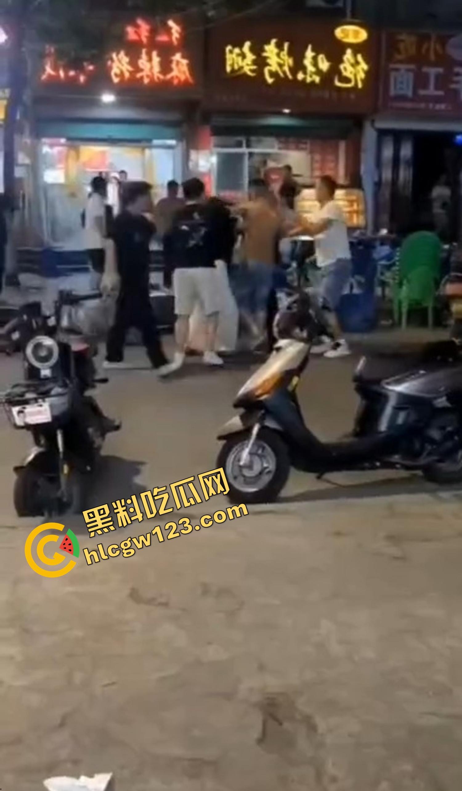 520本该是情人节，结果变成血光之灾，男子当街挥刀对头怒砍奸夫，偷人老婆你不怕死啊？  第7张