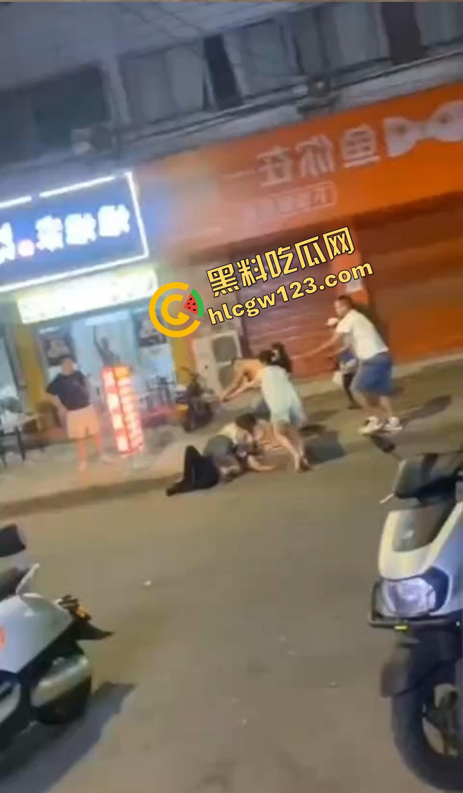 520本该是情人节，结果变成血光之灾，男子当街挥刀对头怒砍奸夫，偷人老婆你不怕死啊？  第8张