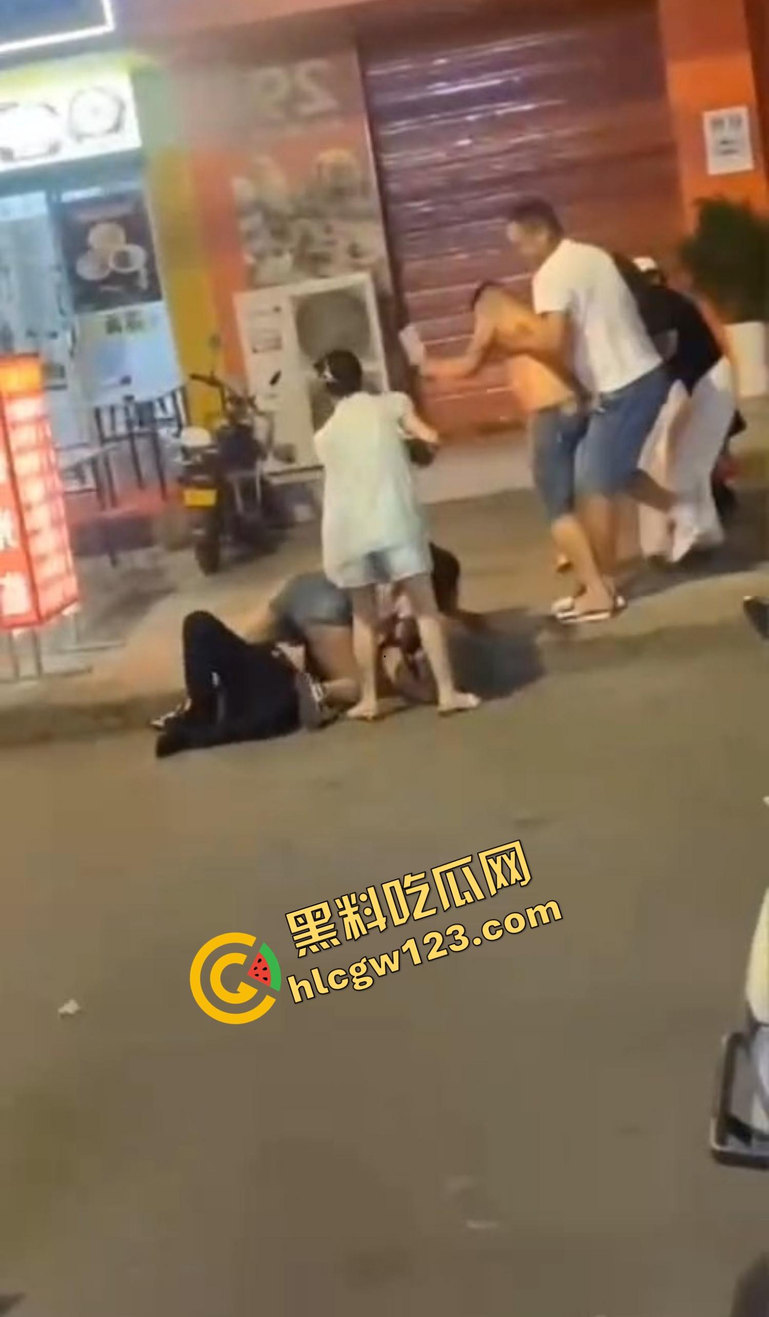 520本该是情人节，结果变成血光之灾，男子当街挥刀对头怒砍奸夫，偷人老婆你不怕死啊？  第9张