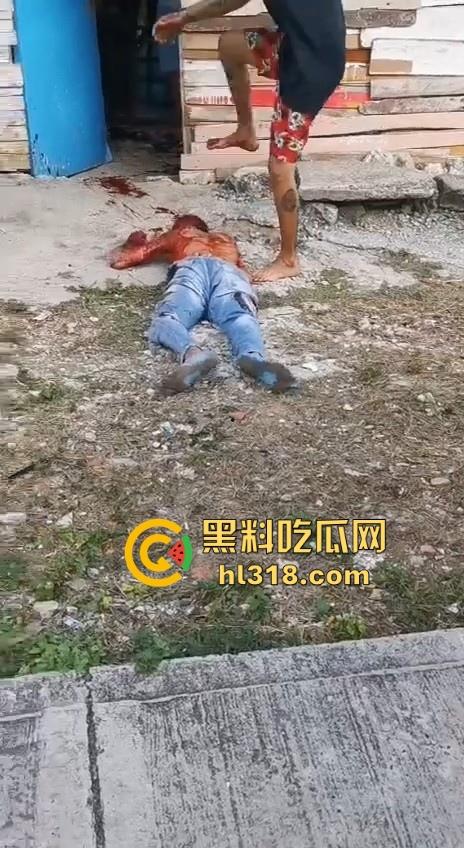 哥伦比亚双重谋杀案，疑似帮派报复，枪手杀害了不不尽兴，还要在死者头部猛踹几脚才愤愤离去，国外真乱！  第1张