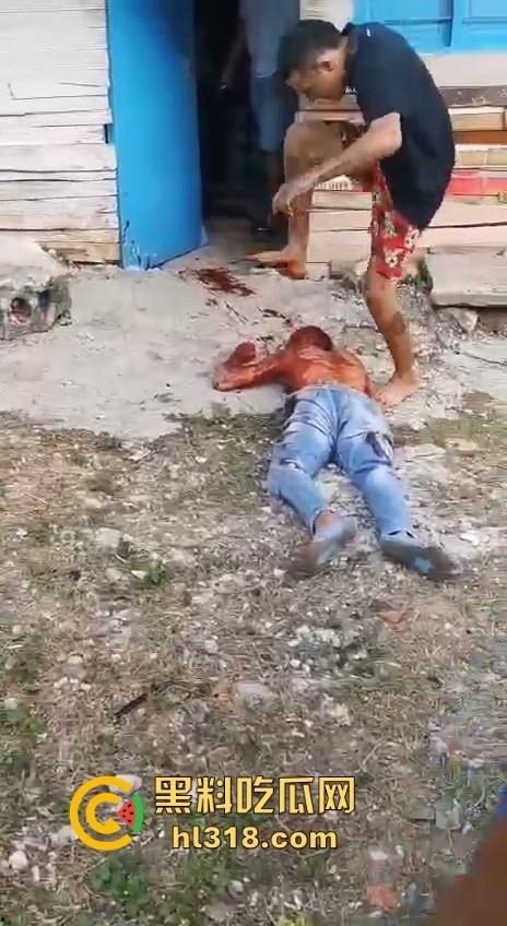 哥伦比亚双重谋杀案，疑似帮派报复，枪手杀害了不不尽兴，还要在死者头部猛踹几脚才愤愤离去，国外真乱！  第2张