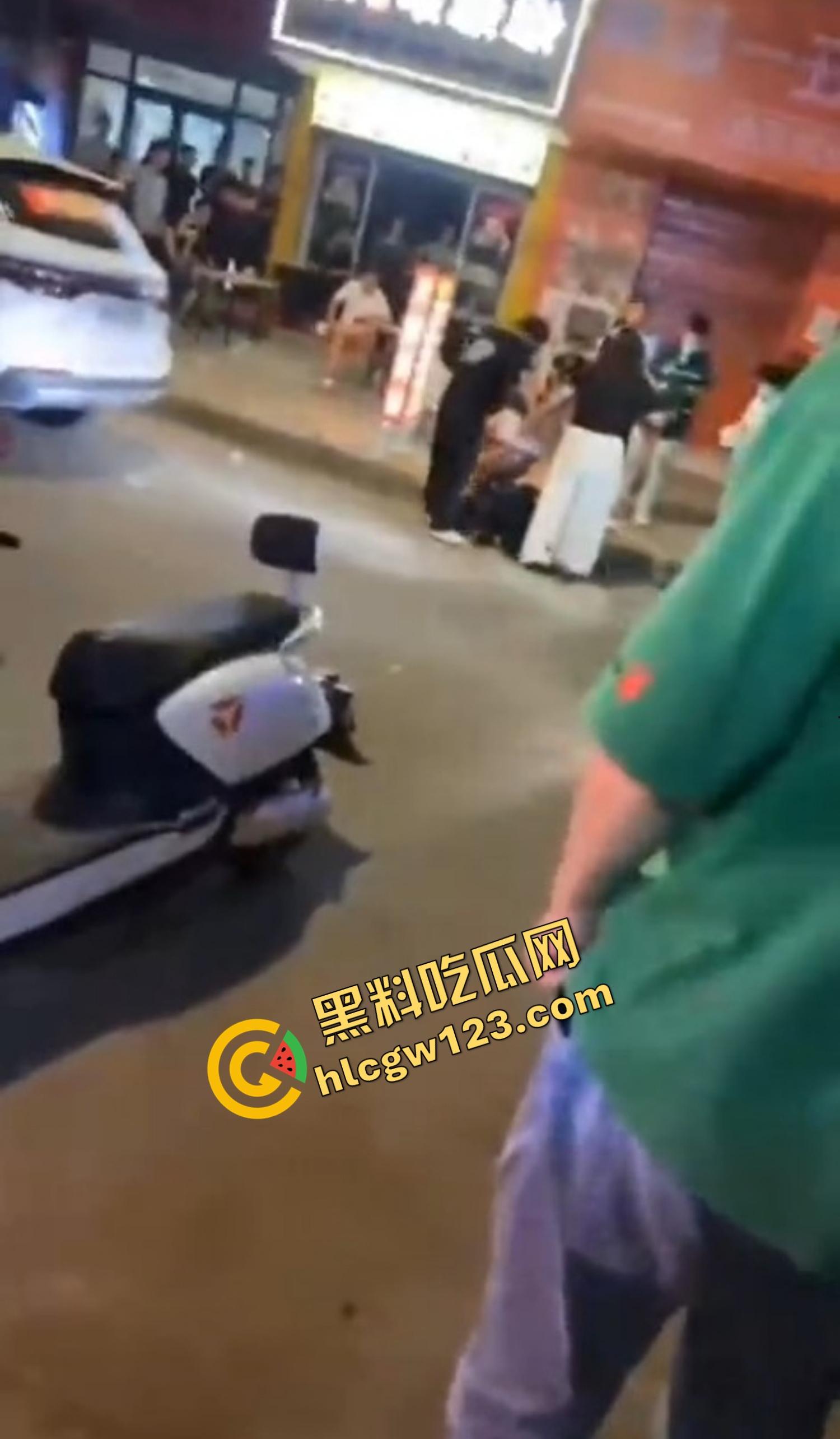 520本该是情人节，结果变成血光之灾，男子当街挥刀对头怒砍奸夫，偷人老婆你不怕死啊？  第11张