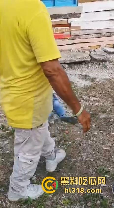 哥伦比亚双重谋杀案，疑似帮派报复，枪手杀害了不不尽兴，还要在死者头部猛踹几脚才愤愤离去，国外真乱！  第3张