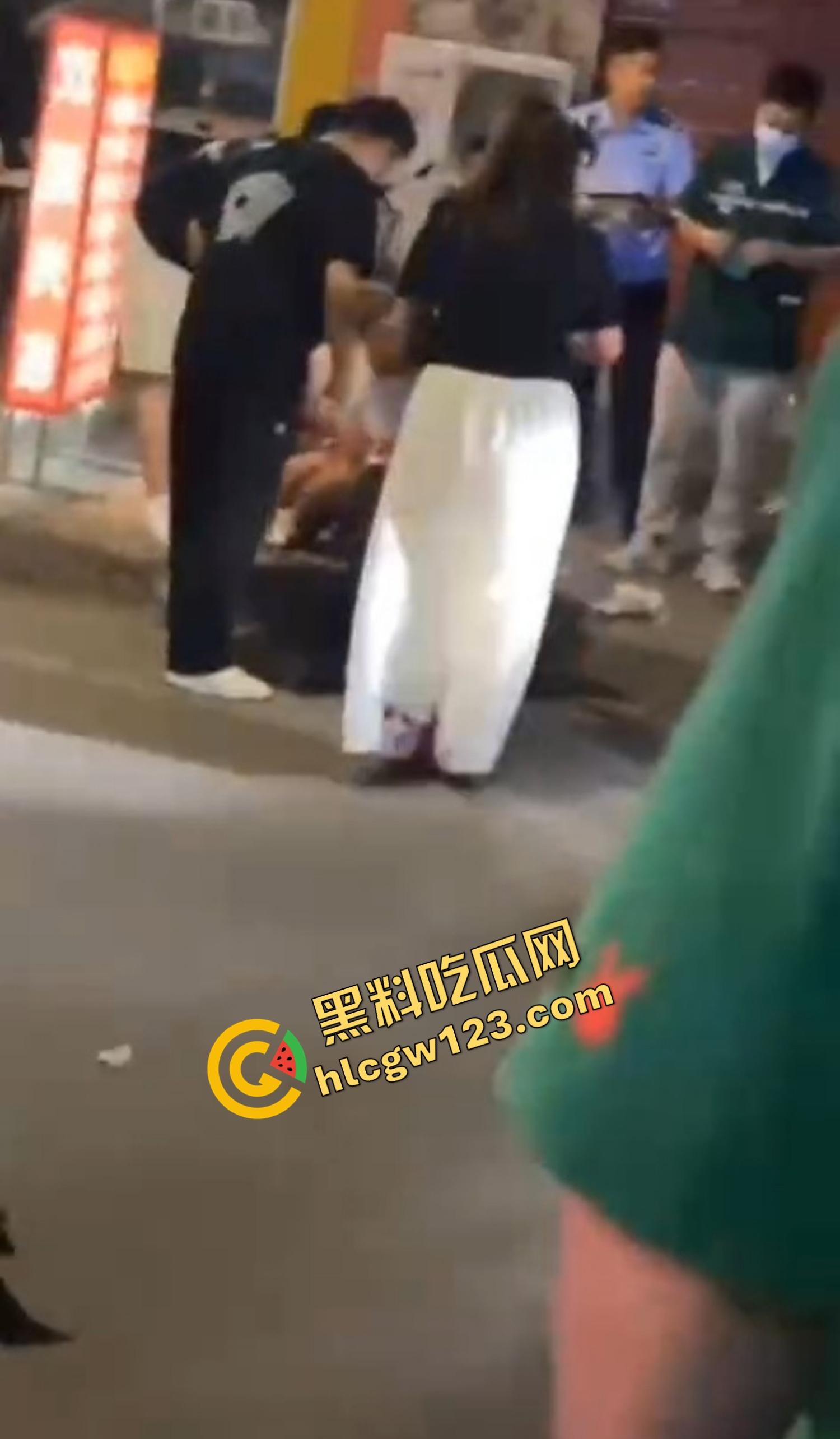 520本该是情人节，结果变成血光之灾，男子当街挥刀对头怒砍奸夫，偷人老婆你不怕死啊？  第12张