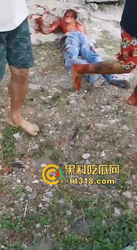 哥伦比亚双重谋杀案，疑似帮派报复，枪手杀害了不不尽兴，还要在死者头部猛踹几脚才愤愤离去，国外真乱！  第4张