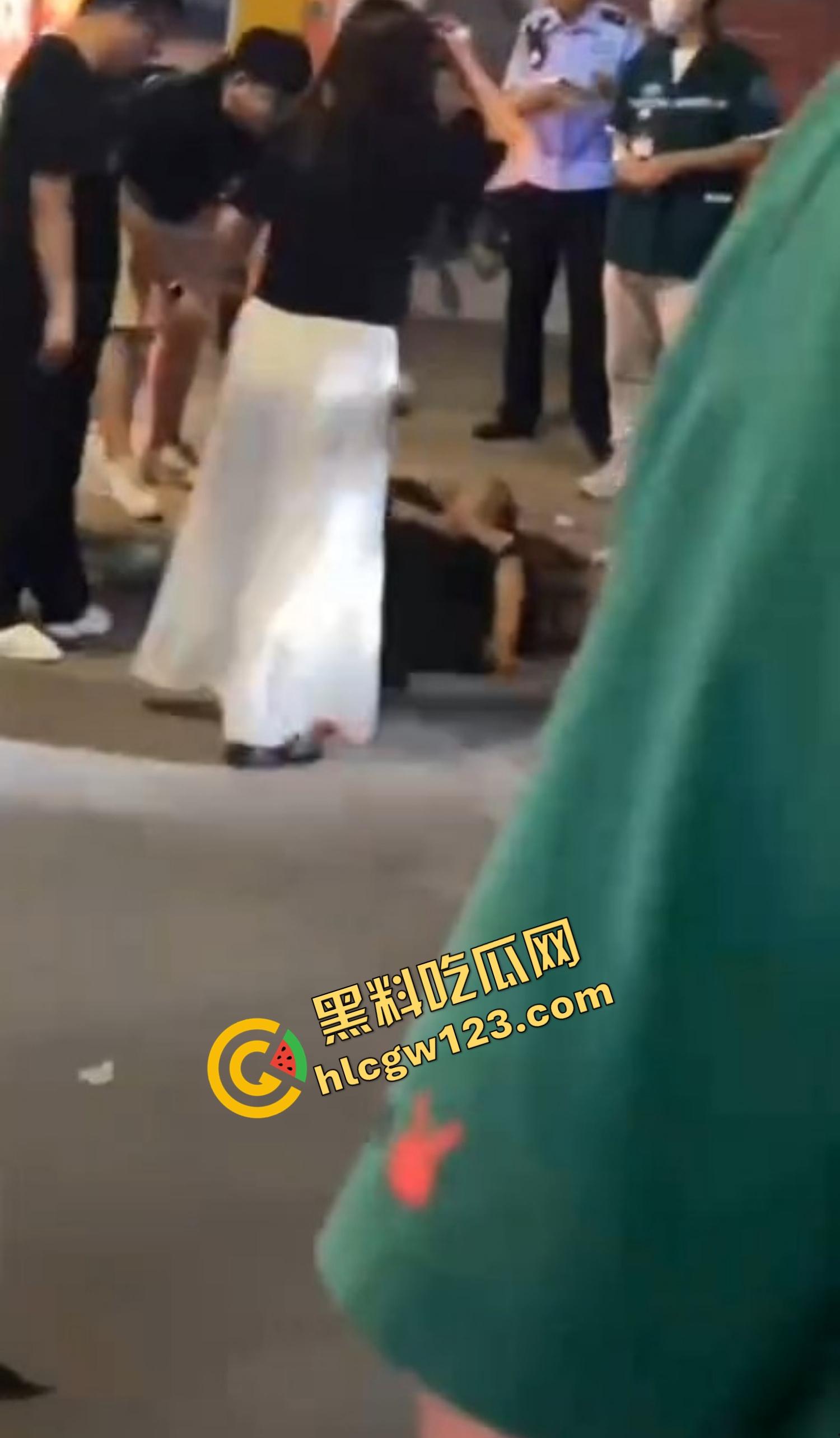 520本该是情人节，结果变成血光之灾，男子当街挥刀对头怒砍奸夫，偷人老婆你不怕死啊？  第13张