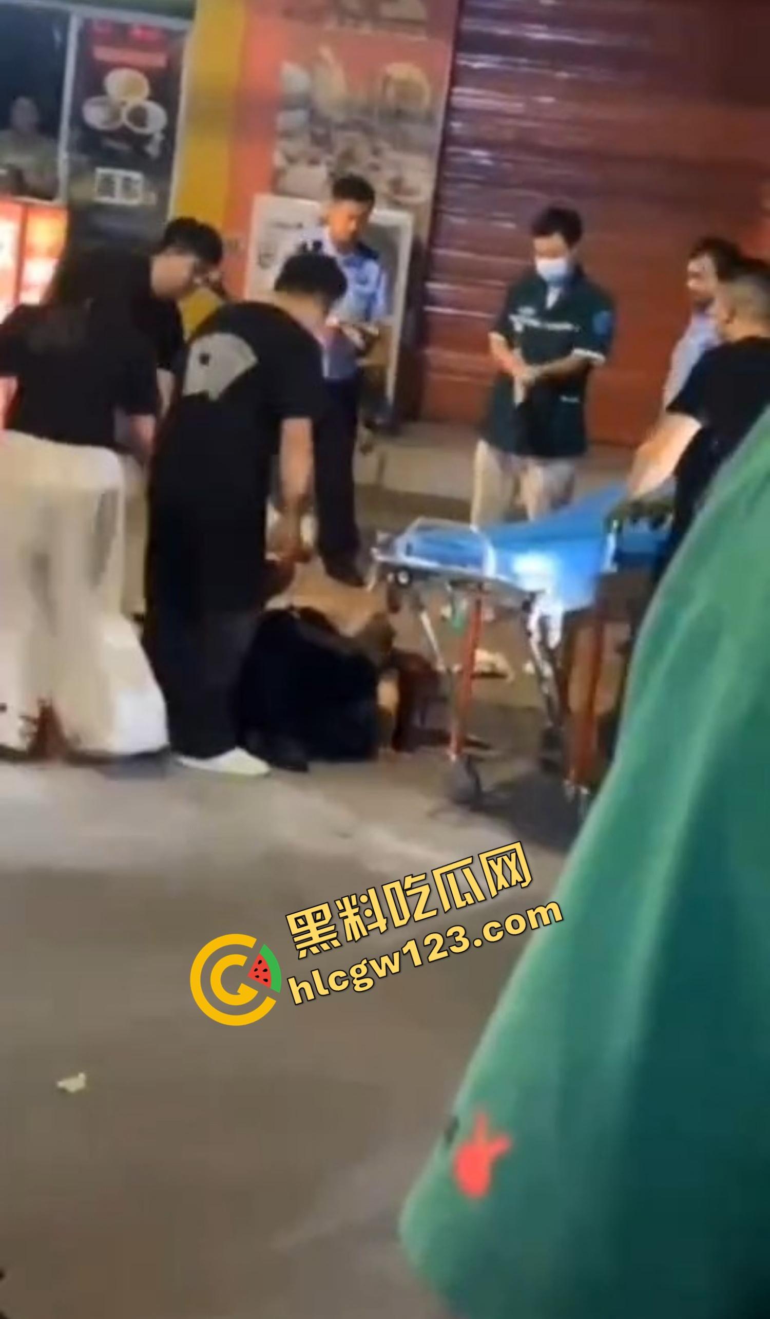 520本该是情人节，结果变成血光之灾，男子当街挥刀对头怒砍奸夫，偷人老婆你不怕死啊？  第14张