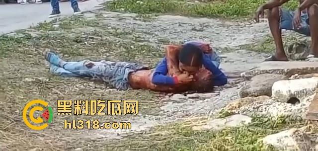 哥伦比亚双重谋杀案，疑似帮派报复，枪手杀害了不不尽兴，还要在死者头部猛踹几脚才愤愤离去，国外真乱！  第7张