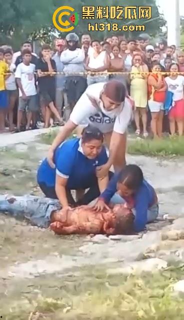 哥伦比亚双重谋杀案，疑似帮派报复，枪手杀害了不不尽兴，还要在死者头部猛踹几脚才愤愤离去，国外真乱！  第8张