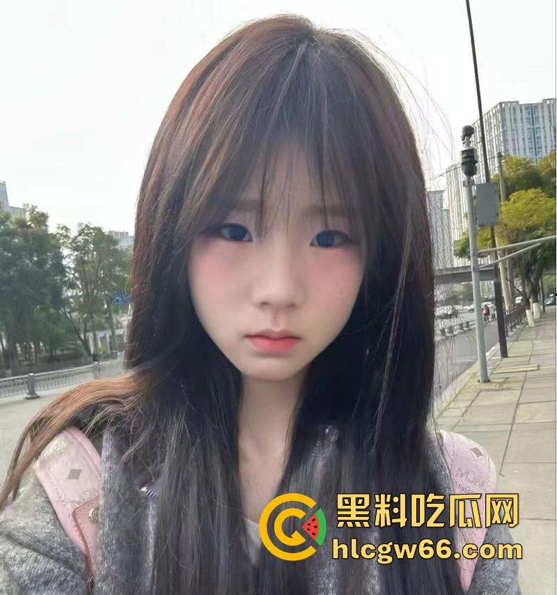 瓜友投稿！漫展认识的洛丽塔美女 身材性感颜值可爱 当天拿下带回家各种姿势爆操 无毛嫩穴超诱人  第1张