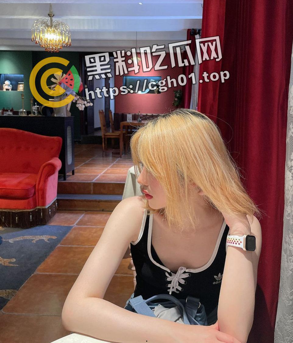 海南粉色头发精神小妹被流出 小穴比头发还粉嫩  浪叫着喷水把床单打湿 第3张