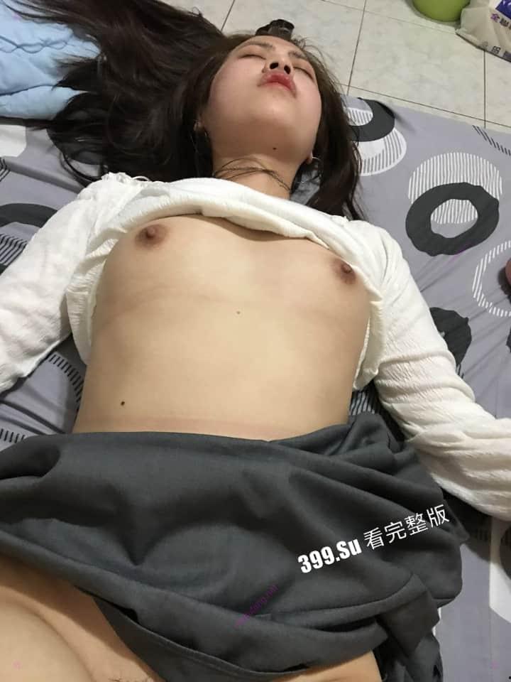 长相甜美的大一新生 抢手学妹被校内老油条设酒局灌醉  带回房间拍摄迷奸视频 露脸无套内射 第9张