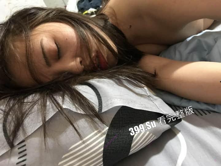 长相甜美的大一新生 抢手学妹被校内老油条设酒局灌醉  带回房间拍摄迷奸视频 露脸无套内射 第18张