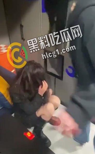 青海西宁 一女孩在酒店里遭多人暴打侮辱 扇耳光割头发 还逼迫女孩脱光全身衣服拍照！  第1张