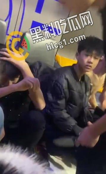 青海西宁 一女孩在酒店里遭多人暴打侮辱 扇耳光割头发 还逼迫女孩脱光全身衣服拍照！  第2张